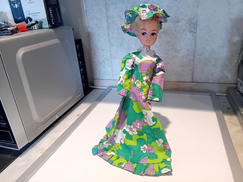 Vintage 1960 70s - sindy, floral
